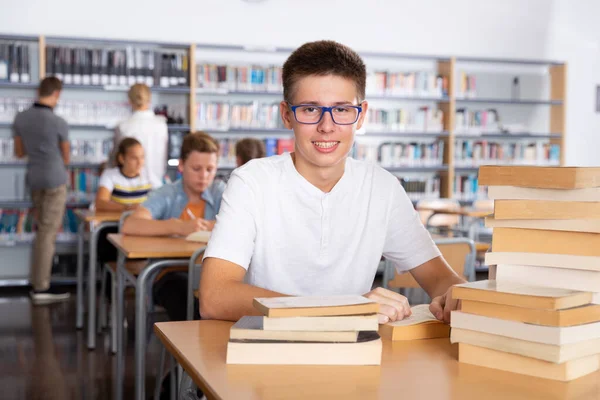 Porträt Eines Fröhlichen Teenagers Beim Lesen Von Büchern Der College — Stockfoto