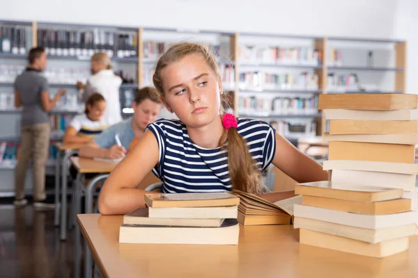 Βαρετή Έφηβη Που Προσπαθεί Προετοιμαστεί Για Τις Εξετάσεις Στη Σχολική — Φωτογραφία Αρχείου