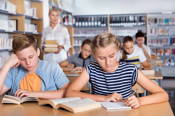 Schulmädchen Schreibt Unterricht Klassenzimmer Lehrerin Hintergrund — Stockfoto