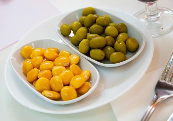 Marinierte Ganze Grüne Oliven Und Eingelegte Gelbe Lupinibohnen Vegetarischer Imbiss — Stockfoto