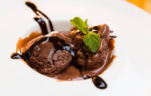 Imagen Helado Chocolate Casero Con Crema Chocolate Menta — Foto de Stock