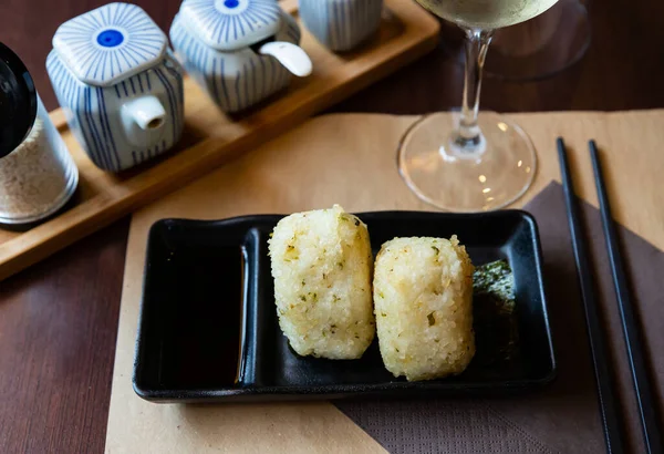 Klasické Japonské Onigiri Rýžové Trojúhelníky Nori Sójovou Omáčkou Černém Talíři — Stock fotografie