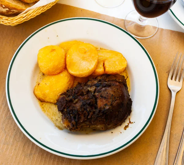 Gebakken Varkensvlees Met Aardappelen Een Keramische Plaat Gekookt Een Restaurant — Stockfoto