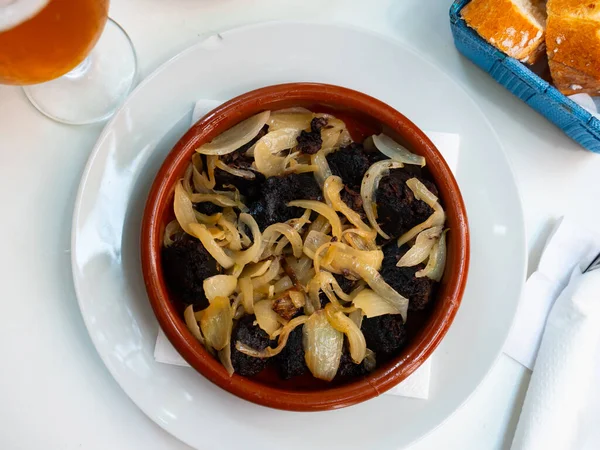 モルシージャ セボラ Morcilla Con Cebolla 玉ねぎをテーブルの上で揚げた血液ソーセージ スペイン料理 — ストック写真
