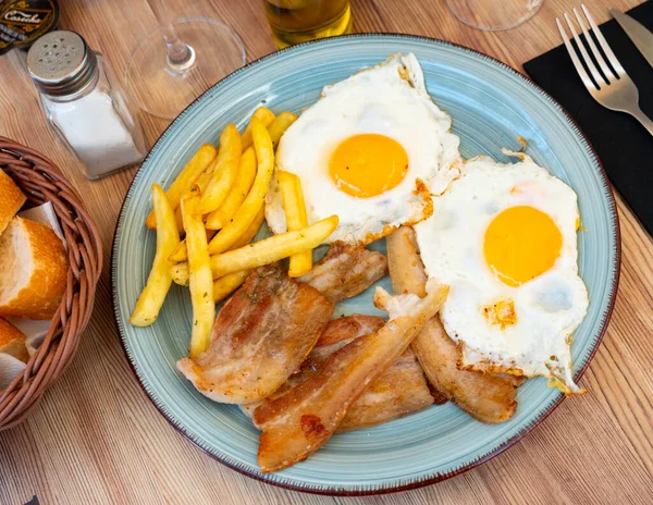 美味的早餐 咸肉和薯条炒鸡蛋 — 图库照片