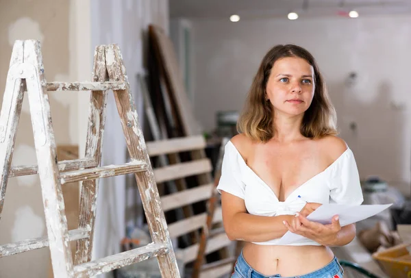 Mulher Caucasiana Atraente Designer Verificando Documentos Durante Trabalhos Reparação Dentro — Fotografia de Stock