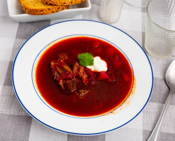 Traditional Ukrainian Russian Beetroot Soup Beef Decorated Sour Cream Parsley — Stock Photo, Image