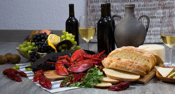 Ainda Vida Com Frutos Mar Saborosos Vinho Queijo Pão Mesa — Fotografia de Stock