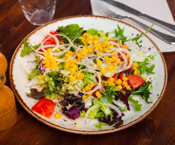 Étrendi Zöldségsaláta Friss Apróra Vágott Paradicsomból Salátalevélből Konzerv Kukoricából Hagymából — Stock Fotó