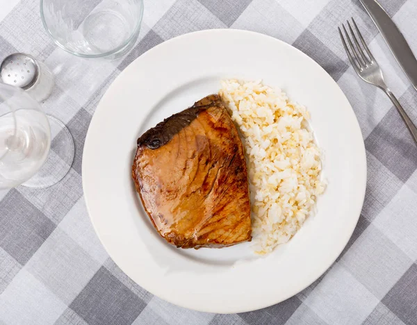 Připravené Čerstvé Filety Tuňáka Podávané Vařenou Rýží Talíři — Stock fotografie