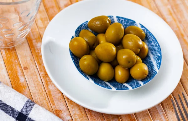 Bunch Green Olives Served Plate Appetizer Table — Stock Photo, Image