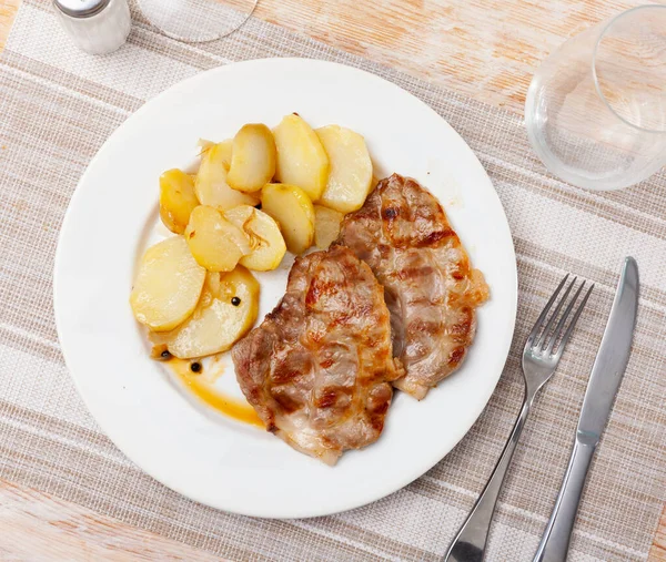 Smakelijk Gegrild Varkensvlees Met Heerlijke Gebakken Aardappelen — Stockfoto