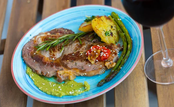 Hausgemachtes Kalbssteak Mit Gegrillten Zucchini Tomaten Spargel — Stockfoto