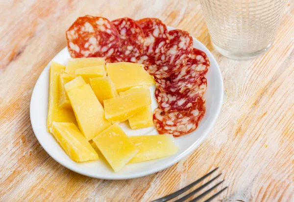 Slices Spanish Dry Cured Sausage Cheese Plate Traditional Appetizer — Stock Photo, Image