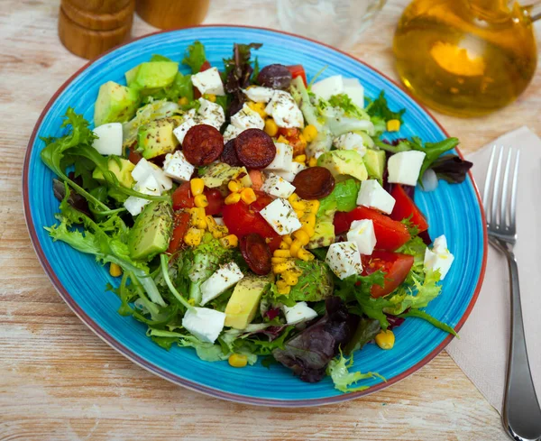 Cozinha Típica Espanhola Salada Com Salsichas Assadas Tomate Abacate Milho — Fotografia de Stock