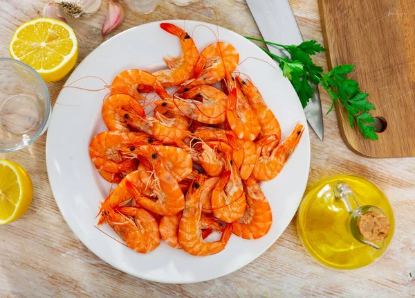 Delizioso Piatto Pesce Gamberetti Alla Griglia Serviti Con Prezzemolo Limone — Foto Stock