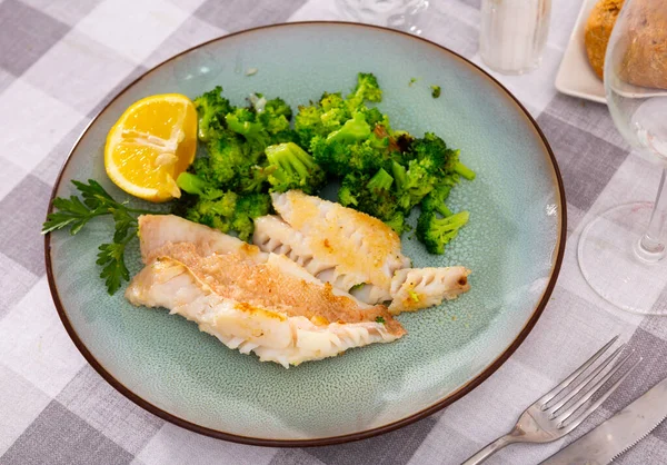 Lightly Roasted Rockfish Fish Fillet Served Broccoli Lemon Fresh Herbs — Stock Photo, Image
