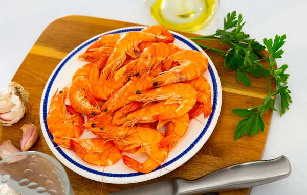 整个生红虾 橄榄油 大蒜丁香和新鲜蔬菜放在盘子里 受欢迎的海鲜美食 — 图库照片