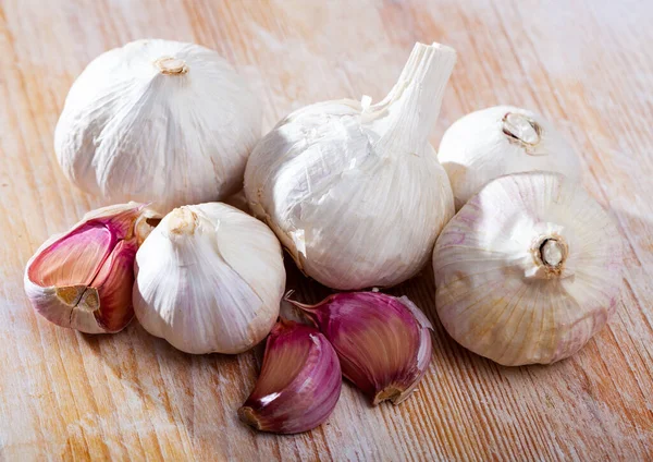 Garlic Wooden Table Closeup High Quality Photo — Stock Photo, Image