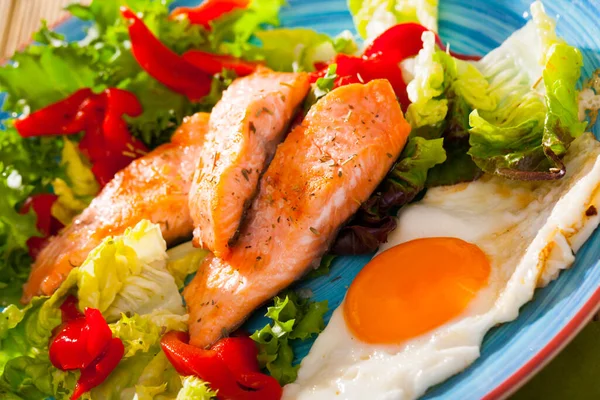 Bild Vom Leckeren Frühstück Mit Forelle Pfeffer Und Salat Auf — Stockfoto