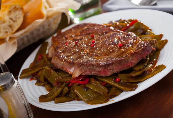 Předkrm Pečený Hovězí Steak Dušenými Fazolemi Paprikou Bílém Talíři — Stock fotografie