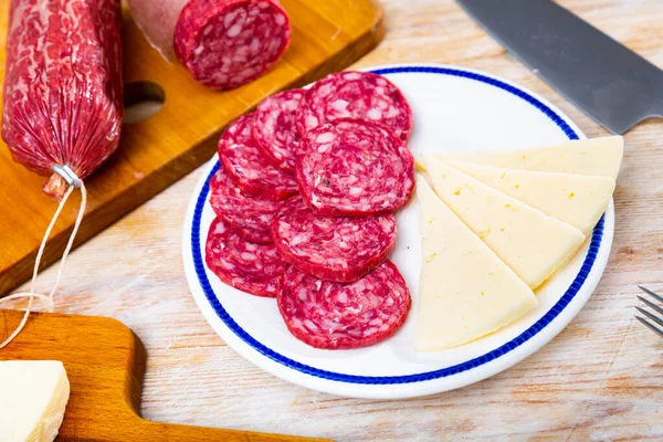 Appetizing Slicing Plate Smoked Sausages Pieces Hard Cheese Traditional Spanish — Stock Photo, Image