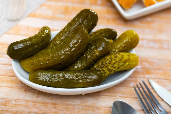 Closeup Pickled Cucumbers White Ceramic Plate Table Restaurant — Stock Photo, Image