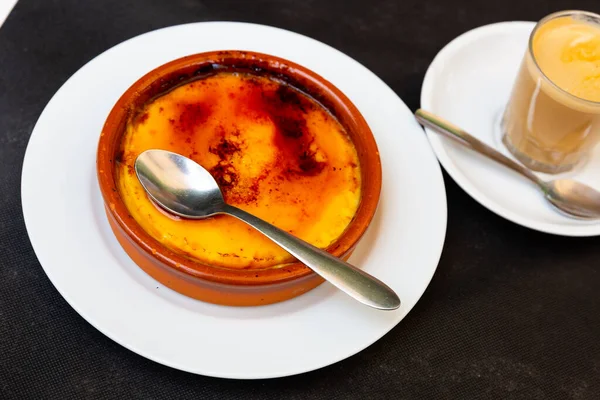 Pyszne Tradycyjne Hiszpańskie Desery Crema Catalana Serwowane Łyżką Glinianej Misce — Zdjęcie stockowe