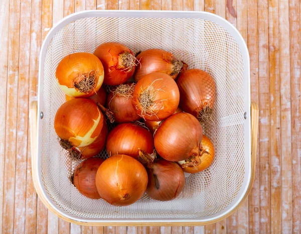 Cebola Amarela Orgânica Fresca Cesta Bancada Cozinha Madeira — Fotografia de Stock