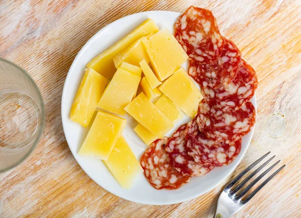 Leckere Fleischplatte Wurst Und Käse Scheiben Auf Servierteller — Stockfoto