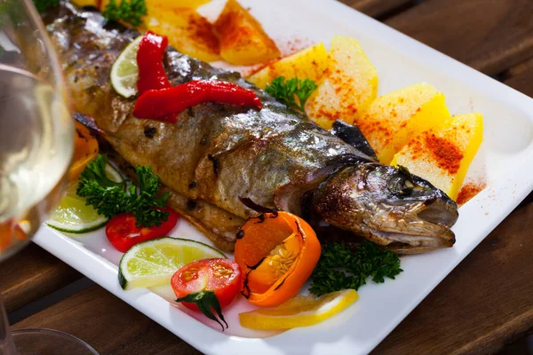 Peixe Truta Frito Servido Com Batatas Assadas Pimentas Verduras Frescas — Fotografia de Stock