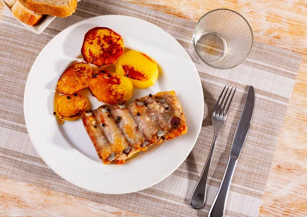 Porción Papas Horno Con Costillas Cerdo Para Cena Comida Confort — Foto de Stock