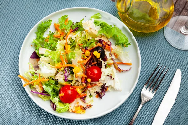 サラダ チェリートマト コーンとオリーブのミックスと明るい野菜サラダ — ストック写真
