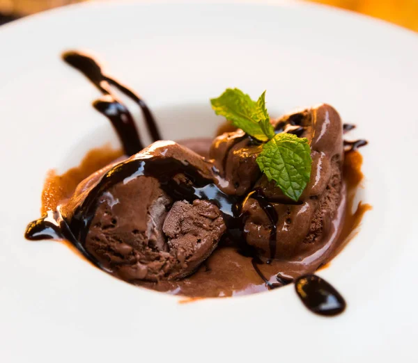 Zoet Smakelijk Chocolade Ijs Geserveerd Met Munt Chocolade Crème Bord — Stockfoto