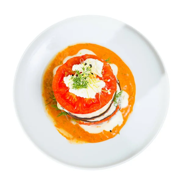 Tranches Grillées Aubergines Tomates Pile Avec Sauce Épicée Isolé Sur — Photo