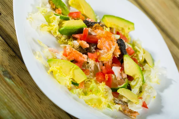 Salat Mit Gegrilltem Lachs Frischer Avocado Salat Tomaten Und Zitrone — Stockfoto