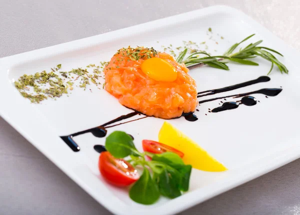 Tartar Salmón Crudo Servido Con Huevo Codorniz Limón Plato Blanco — Foto de Stock