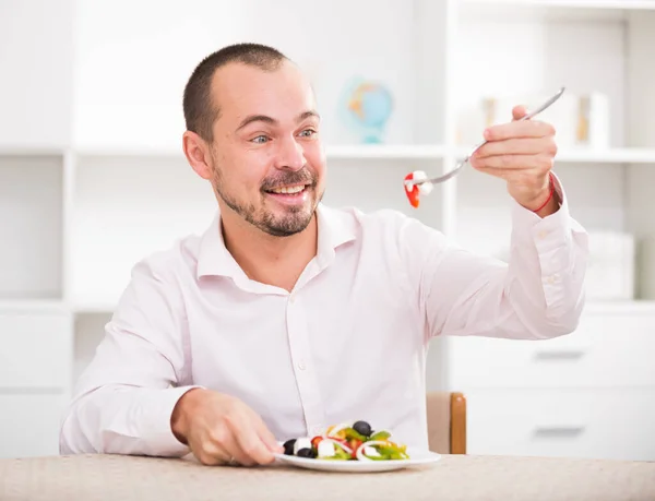 Portrait Smiling Young Worker Looking Fresh Made Greek Salad — Stock Photo, Image