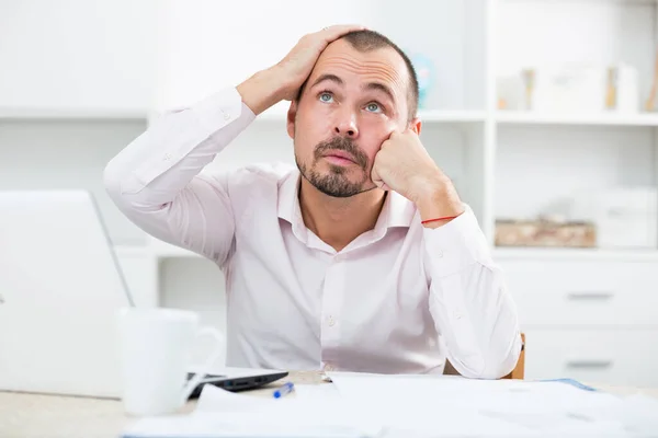 Teleurgesteld Werknemer Aan Zijn Kantoor Tafel Gevoel Van Stress Denken — Stockfoto