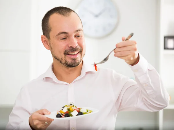 Portrait Smiling Young Worker Looking Fresh Made Greek Salad — Stock Photo, Image