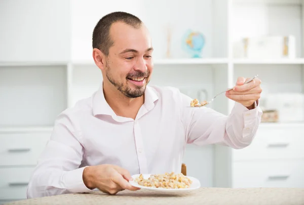 Młody Szczęśliwy Europejski Biznesmen Biurze Jedzenie Owsianki Śniadanie — Zdjęcie stockowe