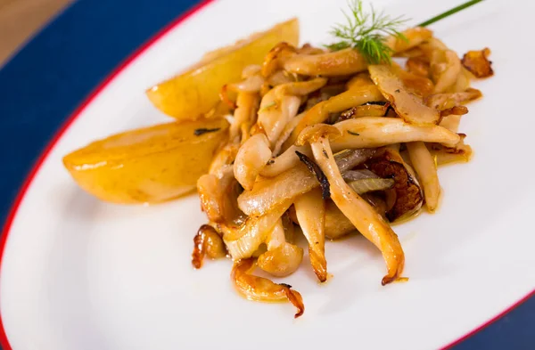 Setas Ostras Fritas Servidas Con Papas Horno Verduras Frescas — Foto de Stock