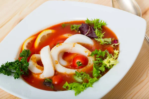 Pięknie Serwowana Miska Zupą Pomidorową Kałamarnicą Zielenią — Zdjęcie stockowe