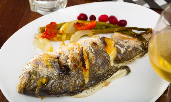 Delicious Grilled Gilthead Bream Dorada Lemon Baked Vegetables Fresh Berries — Stock Photo, Image