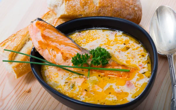 Norveç Mutfağı Siyah Çorba Kasesinde Servis Edilen Somon Balıklı Krema — Stok fotoğraf