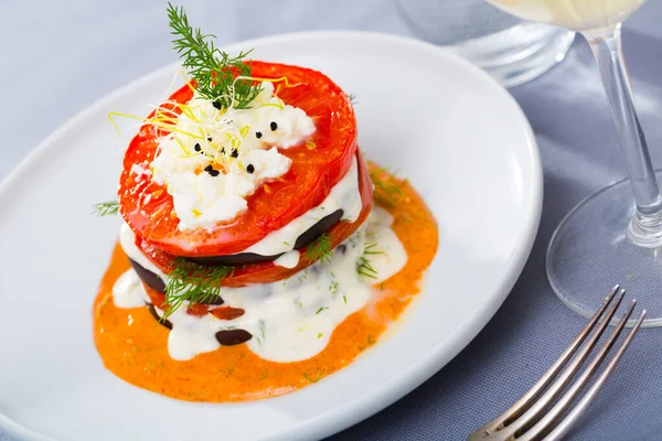 Υγιεινή Διατροφή Στοίβα Τηγανιτής Μελιτζάνας Ντομάτες Μαλακό Τυρί Και Πικάντικη — Φωτογραφία Αρχείου