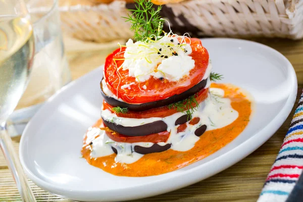 Pieczone Plastry Grilla Bakłażana Pomidora Ubrane Pikantny Sos Podawane Talerzu — Zdjęcie stockowe