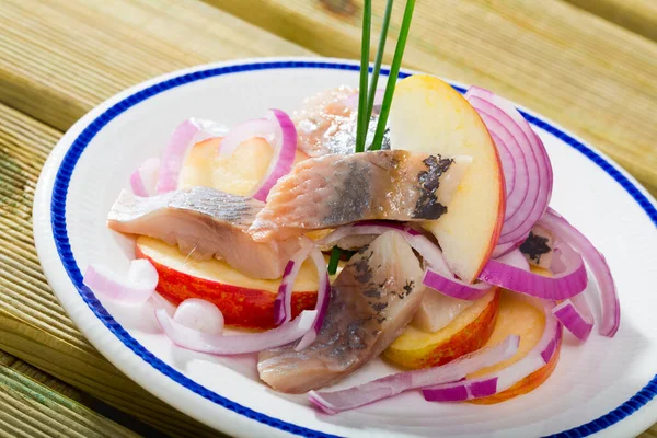 Heerlijke Haringsalade Met Appels Uien Versierd Met Schilfers Noorse Keuken — Stockfoto