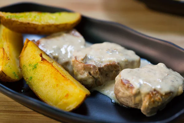 Médaillon Surlonge Préparé Avec Sauce Aux Champignons Pomme Terre Assiette — Photo