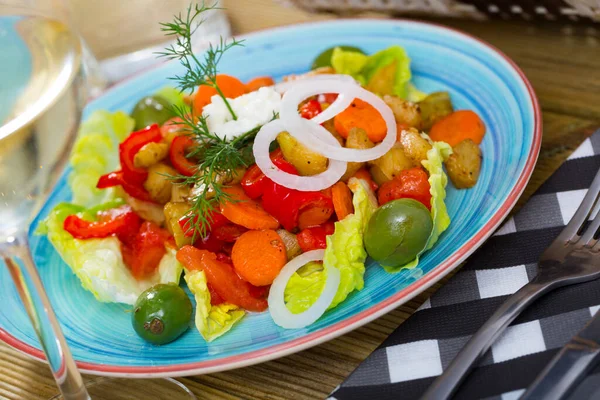 Salade Savoureuse Aux Légumes Cuits Four Huile Avec Oignon Blanc — Photo